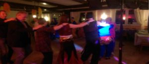 mehere leute arm in arm bei polönäse mit verkleidung fasching