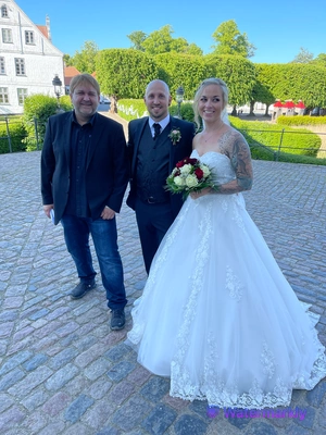 dj maikel mit brautpaar schloss gluecksburg