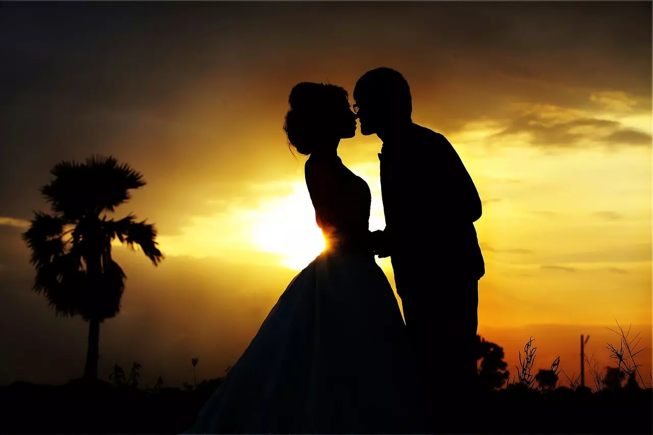 Brautpaar a strand sonnen untergang heiraten thailand